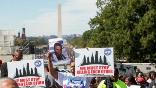 آلاف الامريكيين يتظاهرون في العاصمة واشنطن