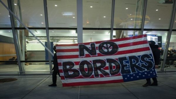 احتجاجات في نيويورك على قرار ترامب بشأن حظر دخول مواطني بعض الدول
