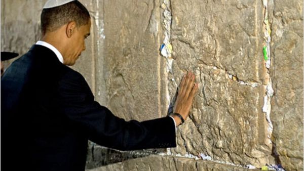 الرئيس الأميركي أوباما يتلمس حائط البراق (حائط المبكى لدى اليهود) في القدس المحتلة