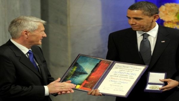 الرئيس الأميركي باراك أوباما خلال تسلمه جائزة نوبل للسلام