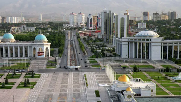 ظهور غبار أبيض في عشق آباد يعد ظاهرة فريدة من نوعها
