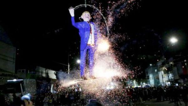 إحراق دمى ترامب في مختلف أنحاء المكسيك