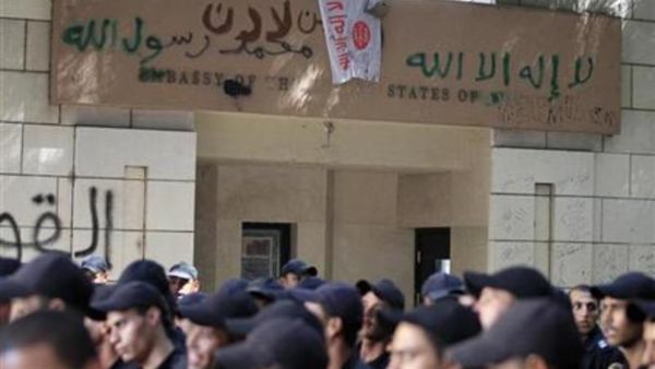 أفراد من قوات الأمن المصرية أمام مدخل السفارة الأمريكية بالقاهرة حيث يحتشد محتجون يوم الأربعاء
