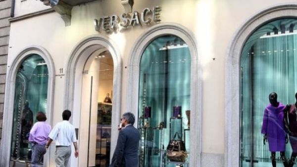 "فيرساتشي" تستخدم رمزًا للزبائن الملونين