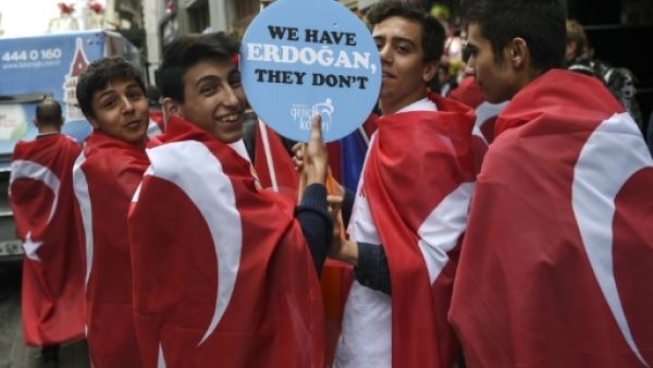 انصار اردوغان خلال تظاهرة في اسطنبول