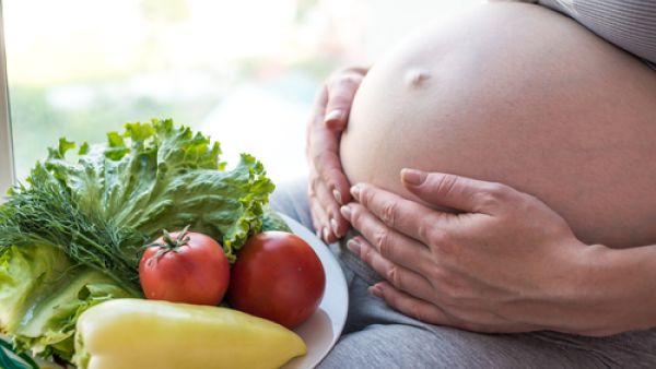الفواكه الغنية بالألياف كالموز والتفاح بالإضافة إلى الخضروات تزيد من وزن الجنين