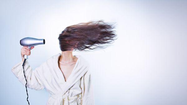 Head lice are bad for you. Please don't intentionally put them in your hair. (Pexels)
