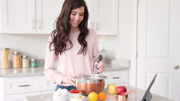 قبل طبخ الدجاج أو اللحمة انقعيه قليلاً بزيت الزيتون فيصبح طرياً 