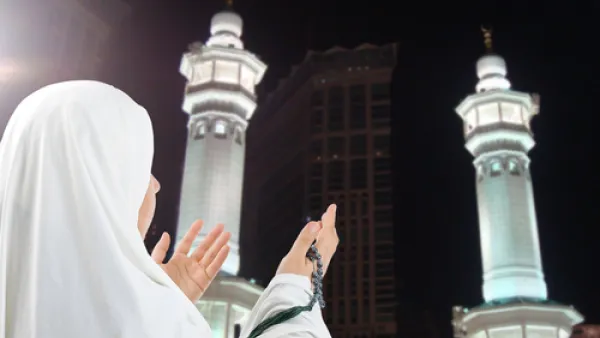 أخذ التطعيمات الضرورية، خصوصًا للمصابين بأمراض مزمنة وكبار السن