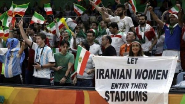 كانت داريا بصحبة بعض الأصدقاء يرتدون نفس القميص ويحتجون لنفس السبب