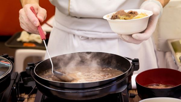 يعتمد قدر الضغط على الطبخ بالبخار.

