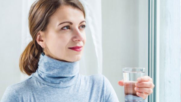 بسببِ قلة شرب الماء، خاصّةً في المناطق الحارة، فالجسم يفقدُ السوائل بنسبةٍ أكبر