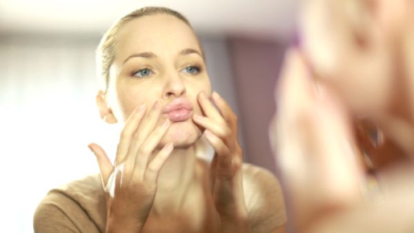 يجب استخدام الماء البارد في الصباح لغسل الوجه

