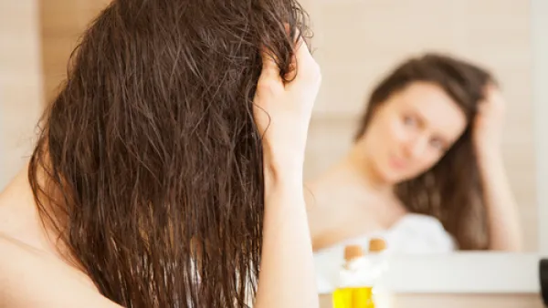 يجب الحرص على أن تكون فروة الرأس نظيفة من الزيوت والأوساخ