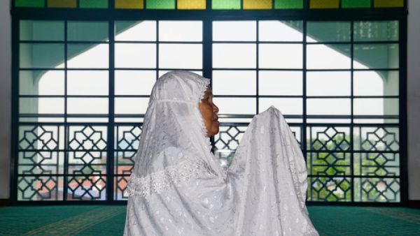 المرأة الحائض تبقى على إحرامها، ولا بأس أن تغيِّر ملابسها المرأة الحائض تبقى على إحرامها، ولا بأس أن تغيِّر ملابسها