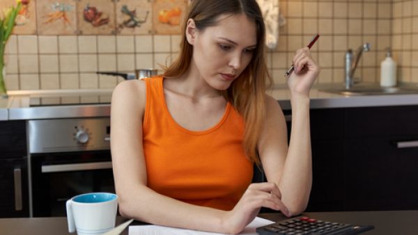 مع ارتفاع الأسعار على ربة المنزل أن تعرف طرق لتوفير المال بمطبخها