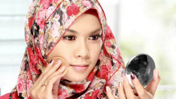 تجنبي الخروج من المنزل فترة الظهيرة في رمضان لأن يؤثر على بشرتك

