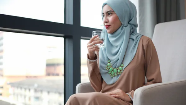 المواظبة على شرب السوائل ما بين الفطور والسحور