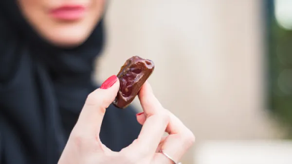 احرصي على آداب تناول الطعام وأصول اللياقة المتعلقة بالمائدة