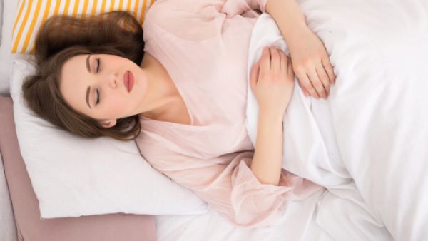 اذهب إلى النَّوم في وقتٍ أبكر من المُعتاد بشكلٍ تدريجي
