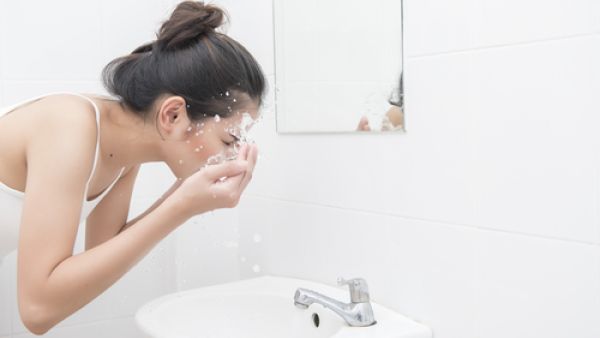 يقلل الماء البارد من حدوث التورمات والانتفاخ في الجفون والوجه