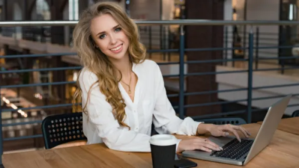 تتميز امرأة الدلو بالثقة العالية بنفسها وتصرفاتها

