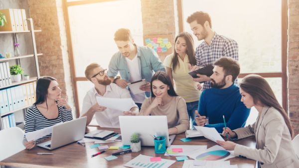 لا تكن من أولئكَ الذين يتّبعونَ لأخطاء الآخرين وإفشاء أسراراهم