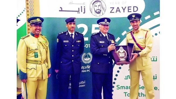 عبدالله المري مكرّما الوفود المشاركة في حفل تخريج المرشحين.