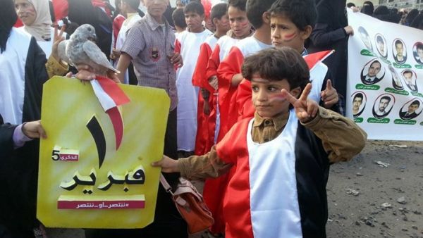 أشعلت مدينة تعز شعلتها وسط مسيرات ضخمة في حين اكتفت مأرب بمهرجان خطابي