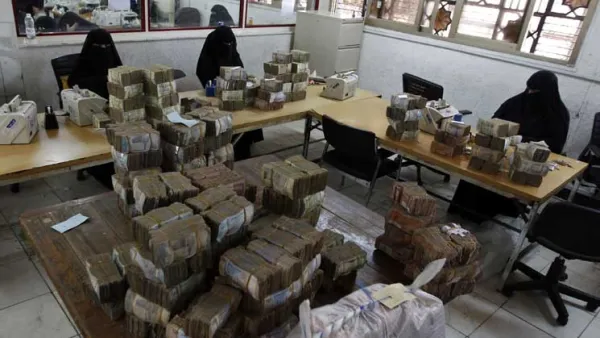 الحوثيون يطبعون 3 تريليونات ريال يمني دون غطاء قانوني