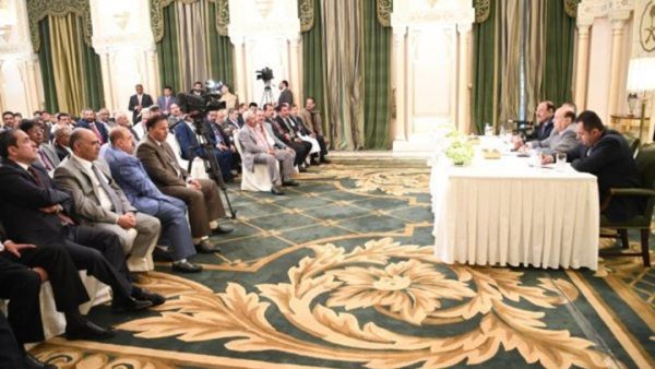 قناة الحزيرة القطرية قالت إن هادي التقى نوابا وأبلغهم بنيته تأجيل الجلسة لـ3 أشهر