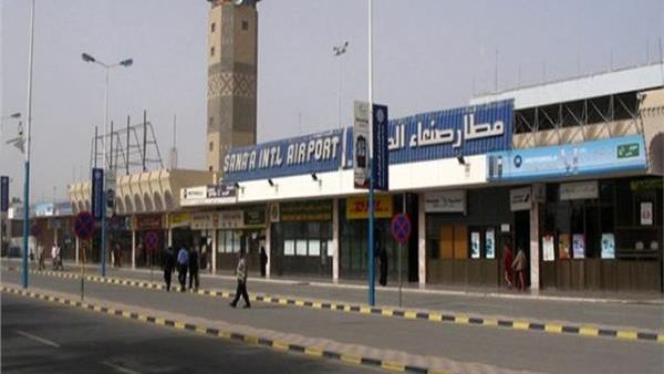 التحالف بقيادة السعودية شن سلسلة من الضربات الجوية على المطار والقاعدة 