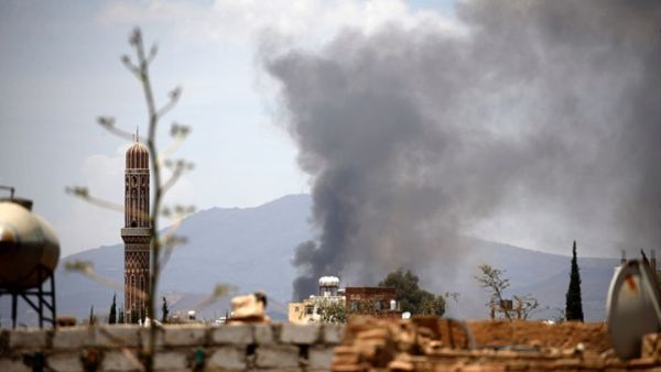 الحوثيون قالوا إن غارات التحالف استهدفت مقار وزارتي الداخلية والدفاع في صنعاء 
