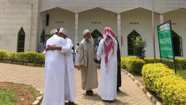 Muslims opened the doors to their mosques and homes (Twitter)