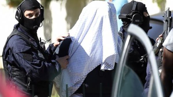 التحقيق مع منفذ اعتداء فرنسا يركز على اتصالاته بسوريا
