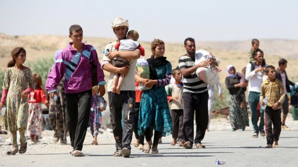 Yazidi Iraqis fleeing Daesh cross into Syria at Fishkhabur on August 11, 2014. (AFP/Ahmad Al-Rubaye)