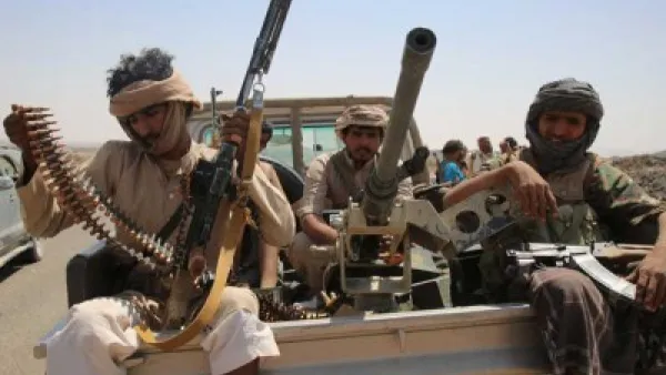 قوات يمنية تحاصر متمردين حوثيين قرب باب المندب

