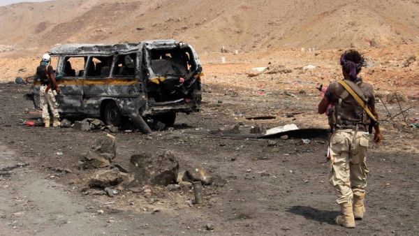 Yemeni soldiers examine the aftermath of a car bomb in Mukalla on July 18, 2016. (AFP/Abduljabbar Bajubair)