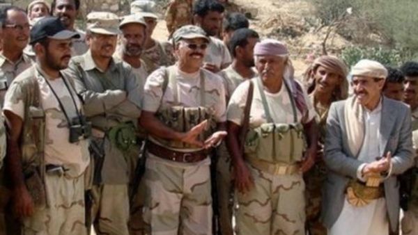 ارشيف/اللواء الاحمر (وسط) خلال زيارة للقوات اليمنية في صعدة شمال البلاد