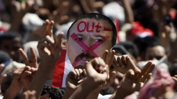 محتجون يمنيون يطالبون برحيل النظام الحاكم