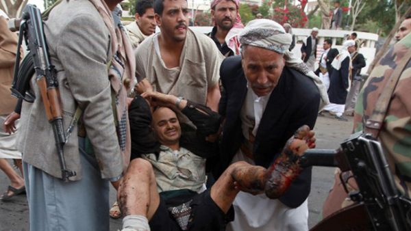 نقل مصاب من الغارات الجوية للتحالف العربي بقيادة السعودية على اليمن