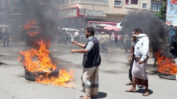 المتظاهرون رددوا هتافات تطالب برحيل قوات التحالف العربي