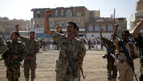 Houthi rebels, dressed in army fatigues, chant slogans during a gathering in the capital Sanaa to mobilize more fighters to fight pro-government forces in several Yemeni cities, on January 1, 2017. (AFP/Mohammed Huwais)