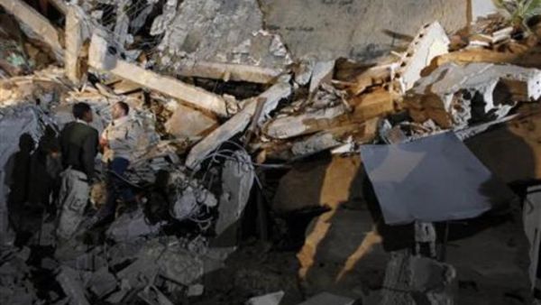 جنود من كتائب القذافي يقفون وسط الحطام بعد غارة لقوات التحالف داخل باب العزيزية في طرابلس