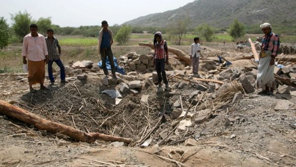 Yemenis look at the damage following reported Saudi-led coalition air strikes on October 27, 2016 in Khamis Bani Saad district in al-Mahwit governorate. (AFP/Stringer)