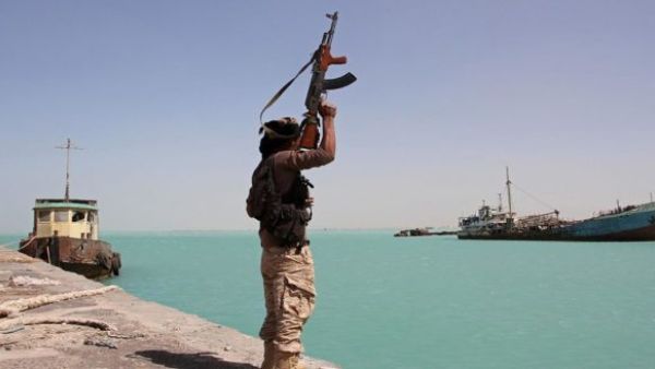 الحوثيون يوافقون على سحب قواتهم على مسافة 5 كلم من مينائي الصليف ورأس عيسى