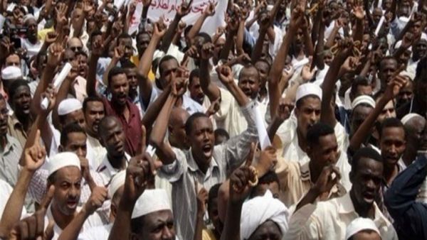 رغم إعلان البشير يوم الجمعة الماضي، حالة الطوارئ إلا أن السودانيين يواصلون التظاهر