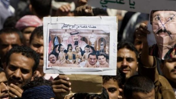 متظاهرون يمنيون يرفعون صورة ساخرة للحكام العرب 