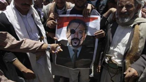 محتجون مناهضون للحكومة يحملون صورة ساخرة للرئيس اليمني علي عبد الله صالح في صنعاء
