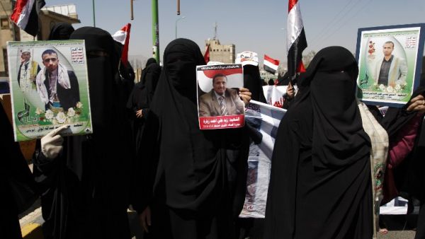 Yemeni women supporting the Houthi rebels demonstrate against Saudi-led coalition air strikes, outside a hotel where the United Nations envoy for Yemen, Ismail Ould Cheikh Ahmed, is staying, in the Yemeni capital Sanaa, on October 25, 2016. (AFP/Mohammed Huwais)